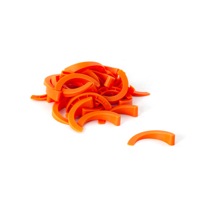 En hög av orange, bågformade plastkilar placerade på en vit yta.