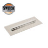Rektangulärt, metalliskt verktyg med tandad kant och ett handtag i mitten. Märkt med "Switch System" logotyp.