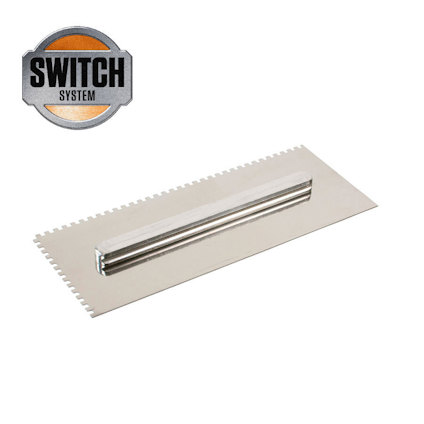 Rektangulärt, metalliskt verktyg med tandad kant och ett handtag i mitten. Märkt med "Switch System" logotyp.