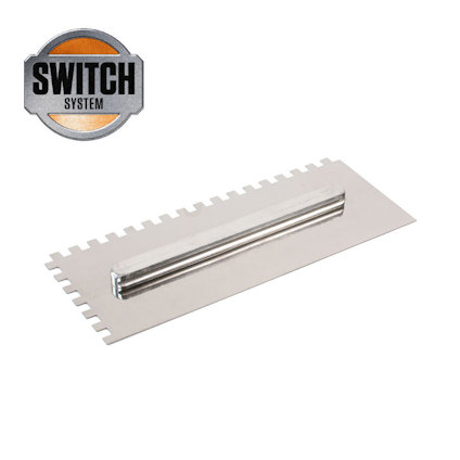 Rektangulärt byggverktyg med tänder längs två motsatta sidor och handtag i metall. Switch System-logotyp i hörnet.