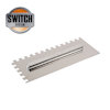 Rektangulärt metallblad med tänder längs kanterna och ett grepphandtag. Logo med texten "SWITCH SYSTEM" i övre vänstra hörnet.
