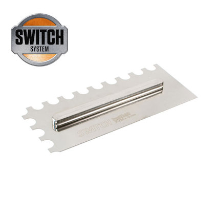 Rektangulärt metallverktyg med rundade tänder och ett handtag, märkt med "SWITCH SYSTEM".