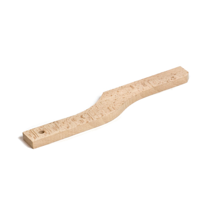 Trästicka med böjd form och hål i ena änden, mot vit bakgrund.