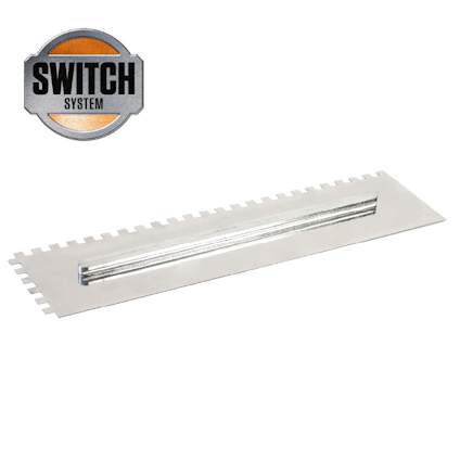 Rektangulärt silverfärgat blad med tandade kanter, logotyp märkt "SWITCH SYSTEM" i övre vänstra hörnet.
