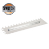 Rektangulärt metallblad med tandad kant och rakt spår i mitten, bredvid en rund logotyp med texten "Switch System".