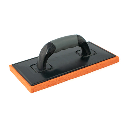 Svart filtbräda med orange bas och ergonomiskt handtag i softgrip-material.