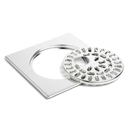 Metallisk fyrkantig platta med runt hål och separat rund gallerdel i borstad metallfinish.
