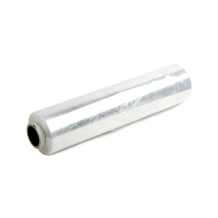 Transparent plastfilm på rulle med kartongkärna.