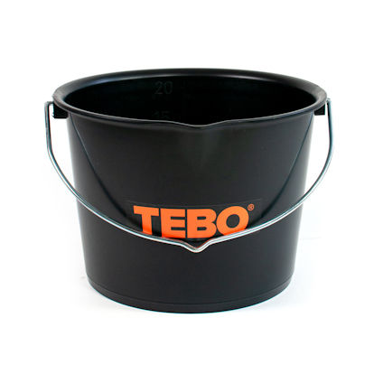Svart hink med handtag och pip, märkt med texten "TEBO" i orange.
