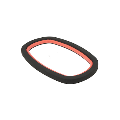 Svart och röd oval gummipackning med slät yta.