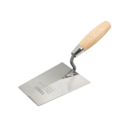 Handverktyg med trähandtag och metallblad, knäckt i en vinkel mellan bladet och handtaget. Text "TEBO" synlig på bladet.