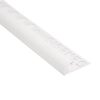 Vitlackad aluminiumskena med rundade öppningar längs ena sidan.