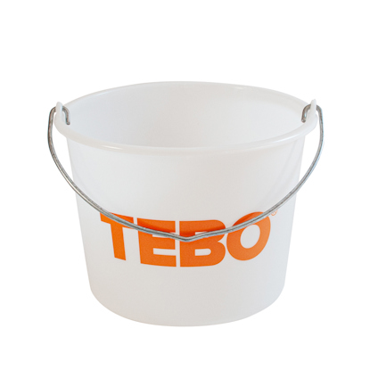Vit hink med orange texten "TEBO" och ett metallhandtag.