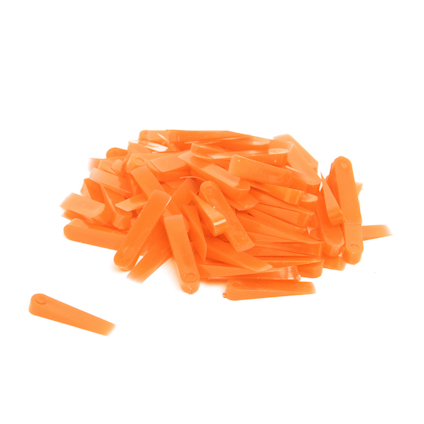 En hög med röda, avlånga plastkilar.