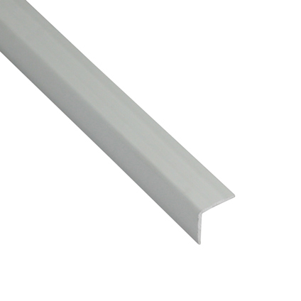 Självhäftande aluminium hörnskydd i matt utförande, vinklat i 90 grader.