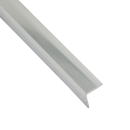 Aluminium hörnskydd med blank yta och självhäftande baksida, vinklat i 90 grader.