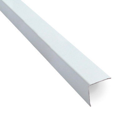 Grått L-format hörnskydd i metall, sett från sidan, mot en vit bakgrund.