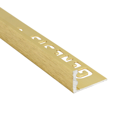 Guldfärgad aluminiumlister med perforeringar längs ena sidan för montering.