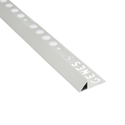 Aluminiumfärgad kakellist i triangulär profil med perforerade hål och texten "GENESIS" längs sidan.
