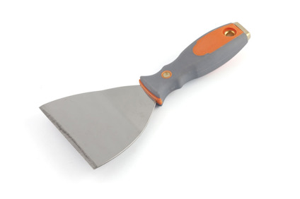 Handverktyg med grått och orange mjukt handtag, bred metallklinga och guldigt toppfäste.