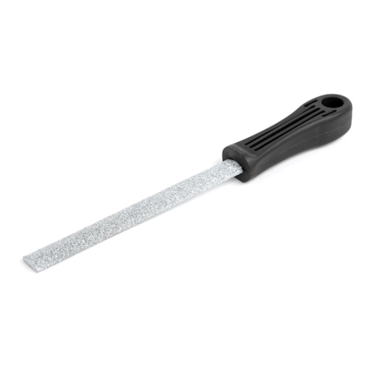 Halvrund kakelfil med svart handtag och slipyta av metall.