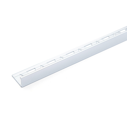 L-formad aluminiumlist i blank yta med perforerade sidor liggande på en vit bakgrund.