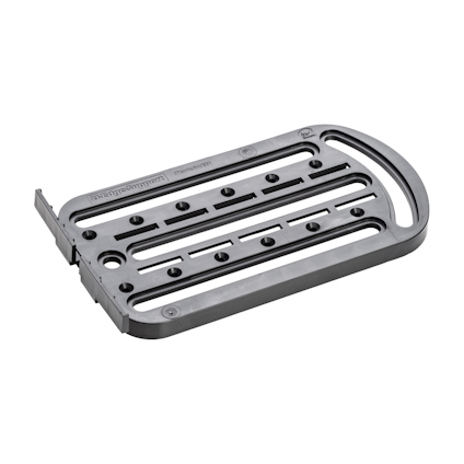Rektangulär metallkonstruktion med rundade hörn och symmetriska uttag.
