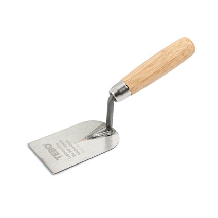 Lagning-slev med trähandtag och metallblad, märkt med texten "TEBO".
