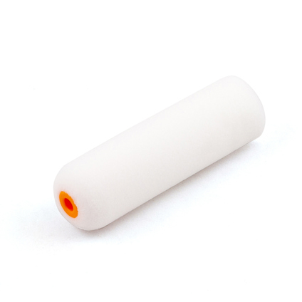Vit minirulle av skum med orange innerkant, liggande mot vit bakgrund.