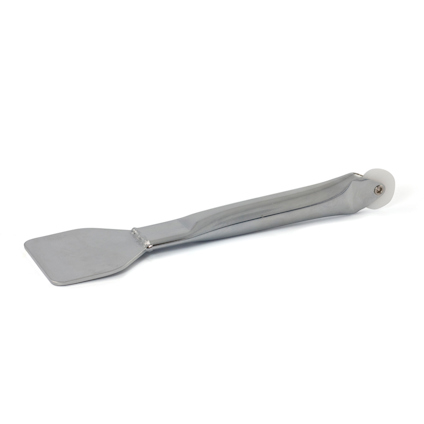 Metallverktyg med platt, rektangulär spade och smalt, böjt handtag.