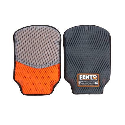 Två knäskydd i grått och orange med nätstruktur och en etikett med texten "FENTO" på framsidan.