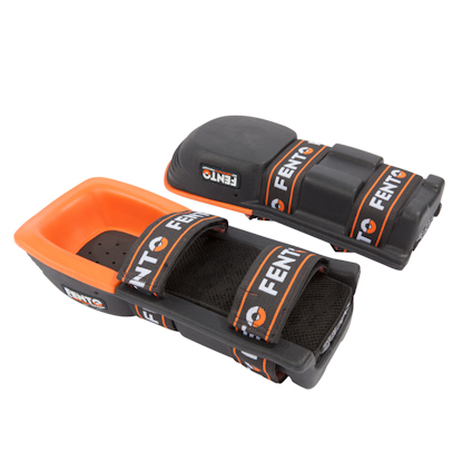 Knäskydd med svart och orange design, märkta "Fento" på remmarna.