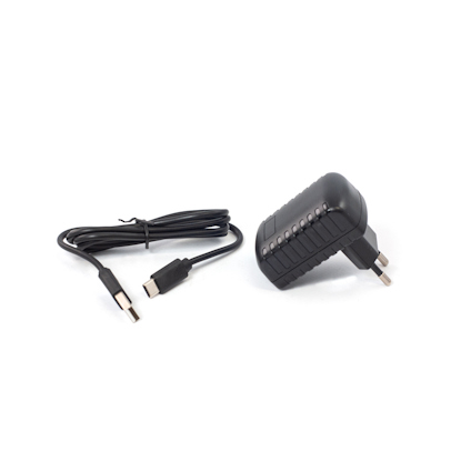 Svart nätadapter med ventilationshål och tillhörande USB-kabel med typ A och typ C kontakter.