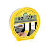 Rund grön och gul förpackning med texten "FROGTAPE Keeps Paint Out. Keeps Lines Sharp" och en hand som drar bort tejp från en yta.