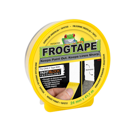 Rund grön och gul förpackning med texten "FROGTAPE Keeps Paint Out. Keeps Lines Sharp" och en hand som drar bort tejp från en yta.
