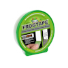 Grön rulle med texten "FROGTAPE" och beskrivning om att tejpen håller färg ute och kanterna skarpa.