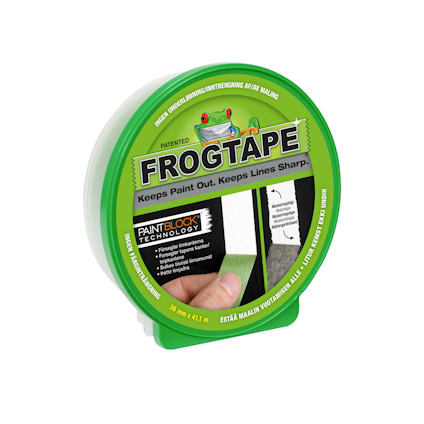 Grön rulle med texten "FROGTAPE" och beskrivning om att tejpen håller färg ute och kanterna skarpa.