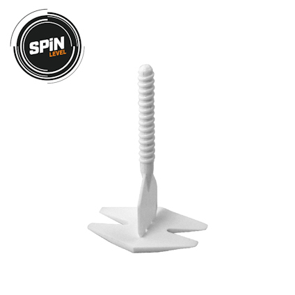 Vit plastskruv med platt, stjärnformad bas och en spiralformad topp. Logotypen "SPIN LEVEL" syns i hörnet.