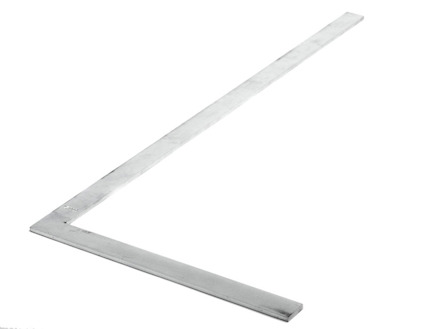 Stålvinkel med lång och kort arm formar en rät vinkel.