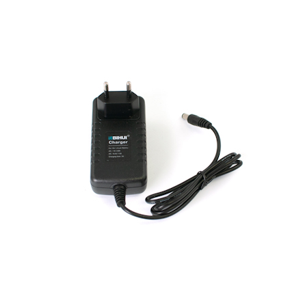 Svart nätadapter med två stift och fastmonterad kabel. Text på adaptern: "BIHU Charger".