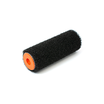 Svart skumroller med orange kärna, avsedd för applicering av membranbeläggningar.