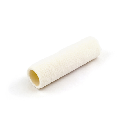 Vit rollerhylsa i velour med kort lugg, liggande på ljus bakgrund.