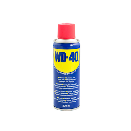 Sprayburk med blå etikett och gul logotyp "WD-40", röd kork. Text på flera språk, inklusive engelska och svenska.