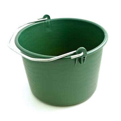 Grön hink med metallhandtag, sedd mot en vit bakgrund.