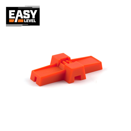 Orange plastkomponent med en rektangulär och vinklad form, placerad på en vit bakgrund. Text: "EASY LEVEL".