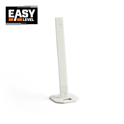Vit nivåband av plast med ribbad yta och rektangulär bas. Logga "EASY LEVEL" i övre vänstra hörnet.