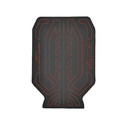 Mörkgrå rektangulär platta med orange dekorativt mönster och texten "sigma" samt "magnetic mosaic mat" på sida.