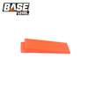 Orange kil med räfflad yta, mot vit bakgrund. Logotyp "BASE LEVEL" i svart och vitt övre vänstra hörnet.