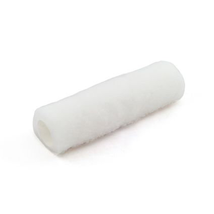 Vit rollerhylsa med luddig yta, liggande horisontellt på vit bakgrund.