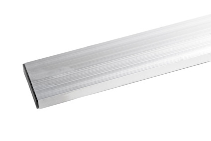 Aluminiumrätstång med slät yta och grå ändkapsel, sett i vinkel mot en vit bakgrund.